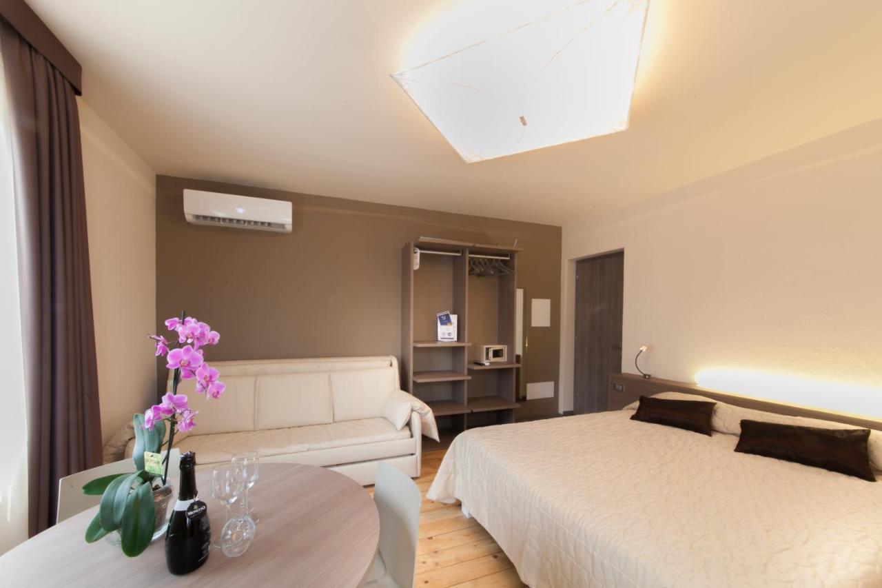 International Rooms & Apartments Сирмионе Екстериор снимка