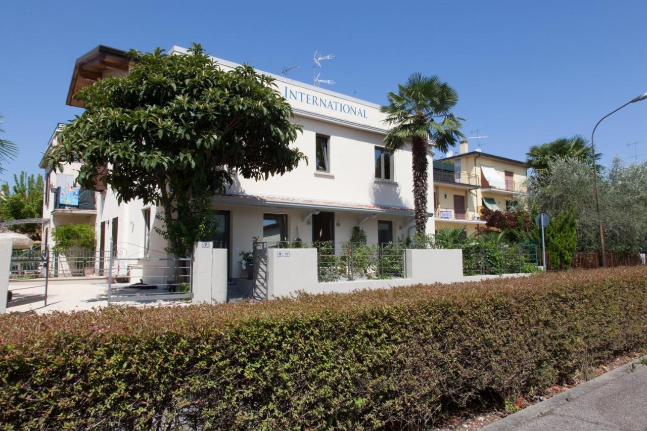International Rooms & Apartments Сирмионе Екстериор снимка