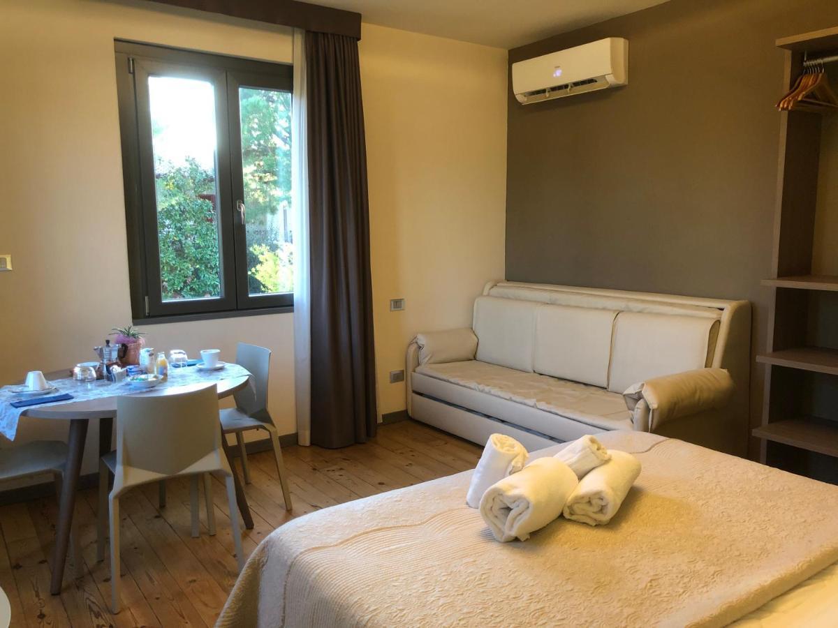 International Rooms & Apartments Сирмионе Екстериор снимка