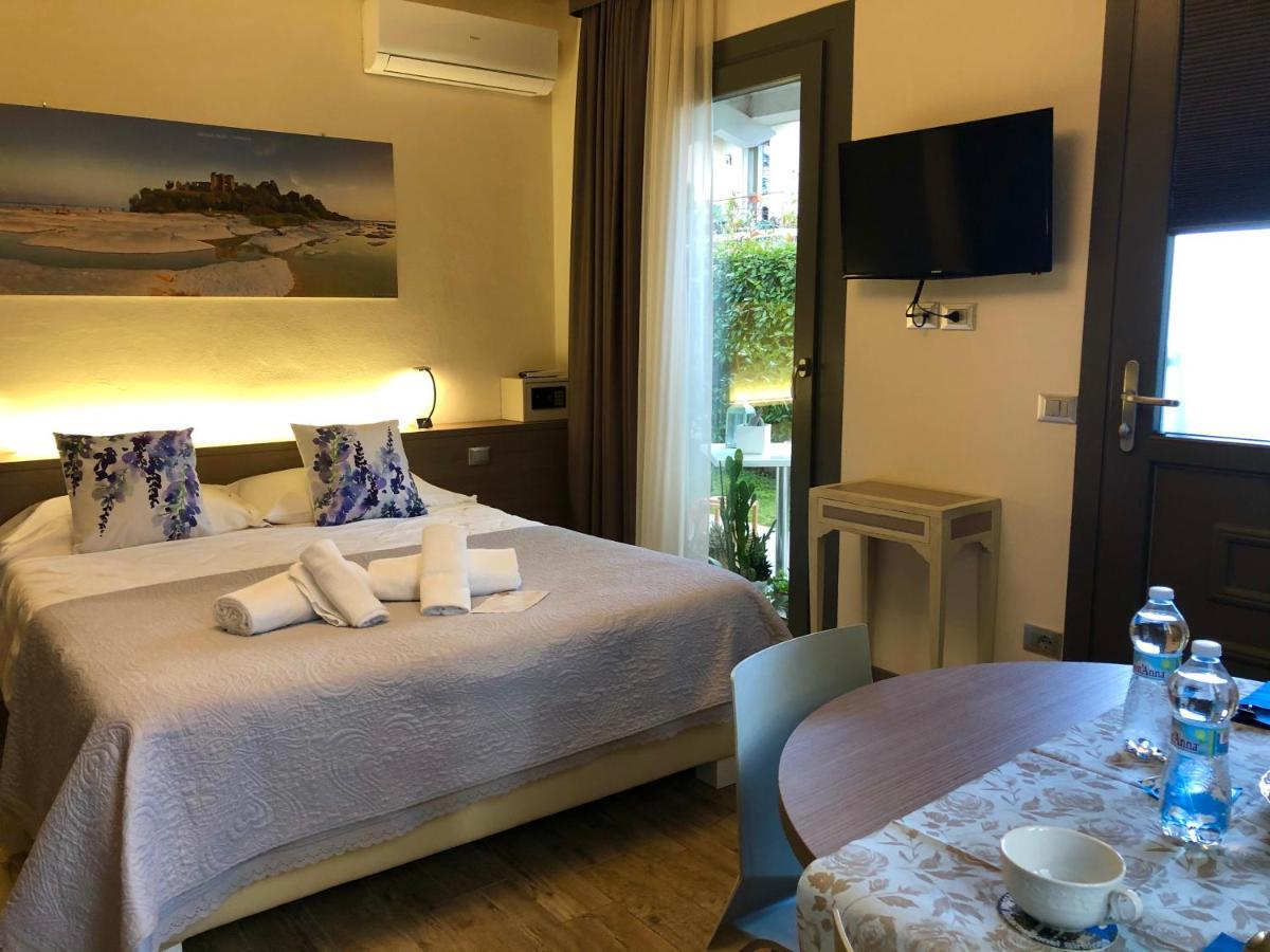 International Rooms & Apartments Сирмионе Екстериор снимка