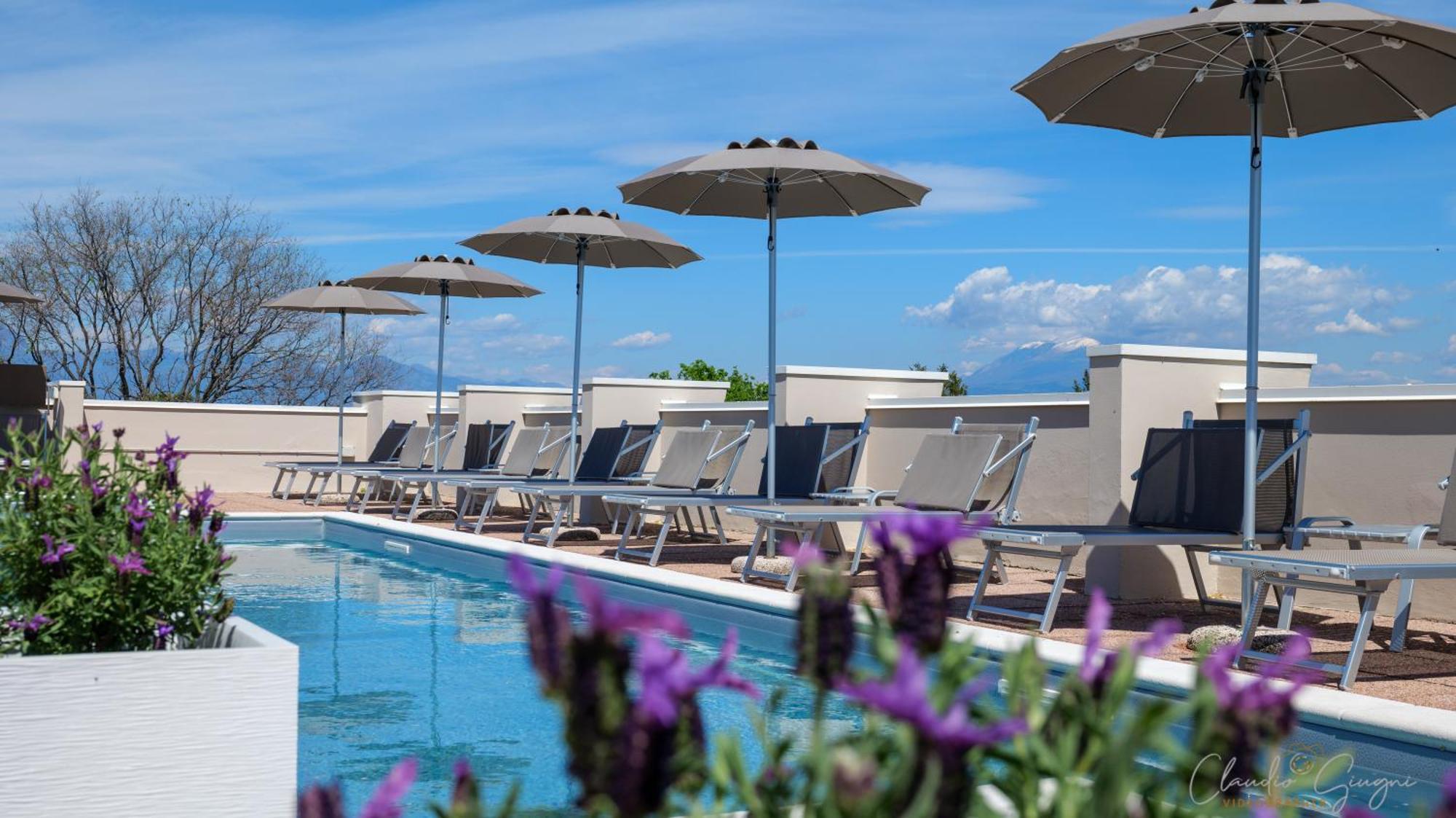 International Rooms & Apartments Сирмионе Екстериор снимка